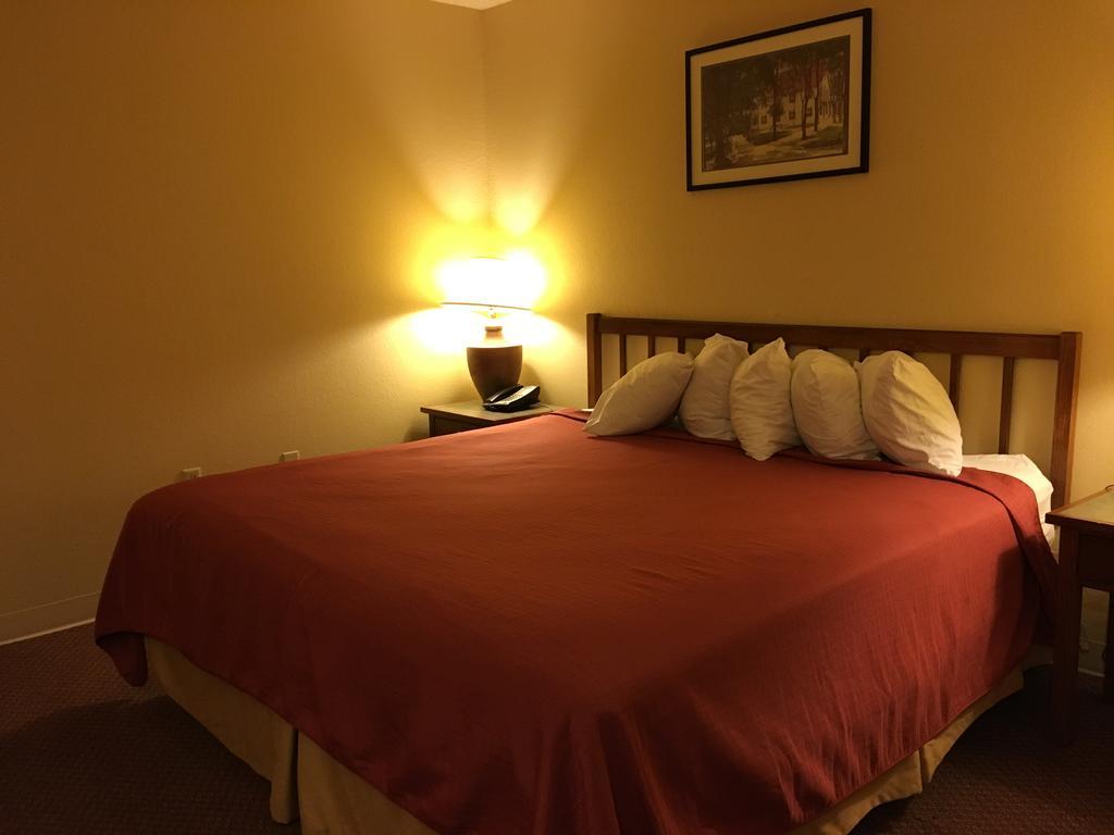 Norwood Inn And Suites Chaska Ngoại thất bức ảnh